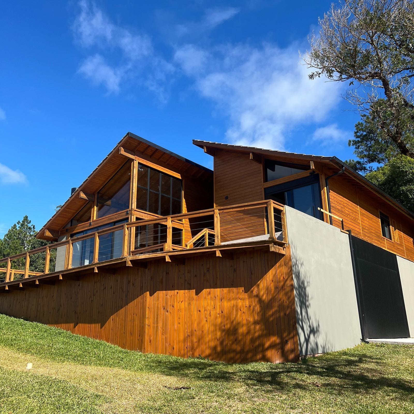 Casa de madeira de alto padrão sobre fundação elevada, projeto Santa Madeira