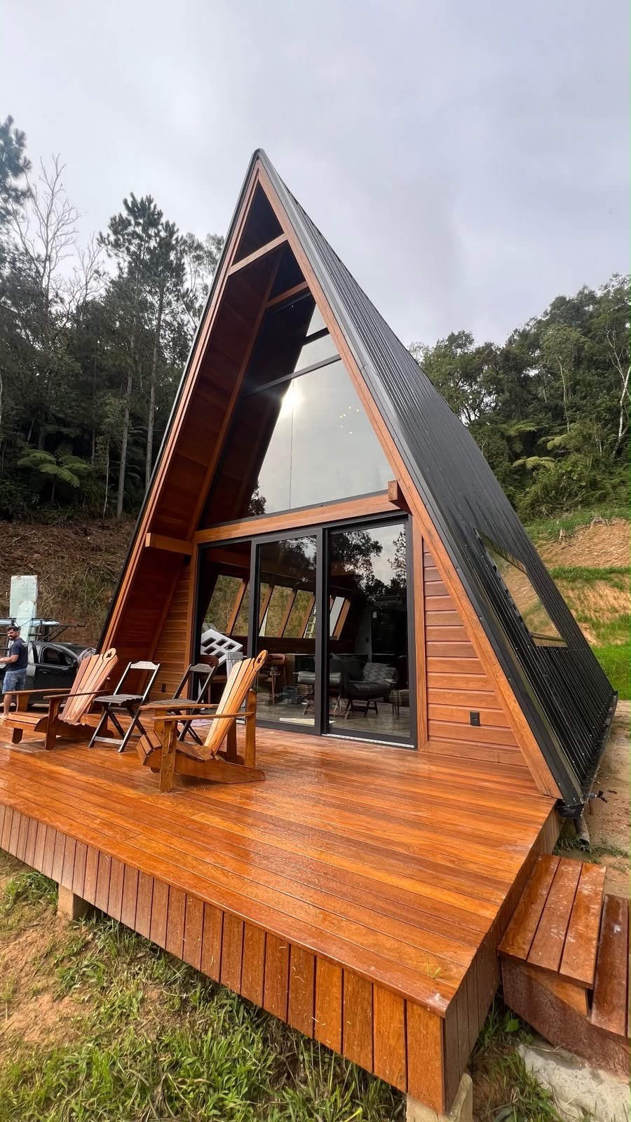 Chalé de madeira em formato A-frame, projeto Santa Madeira