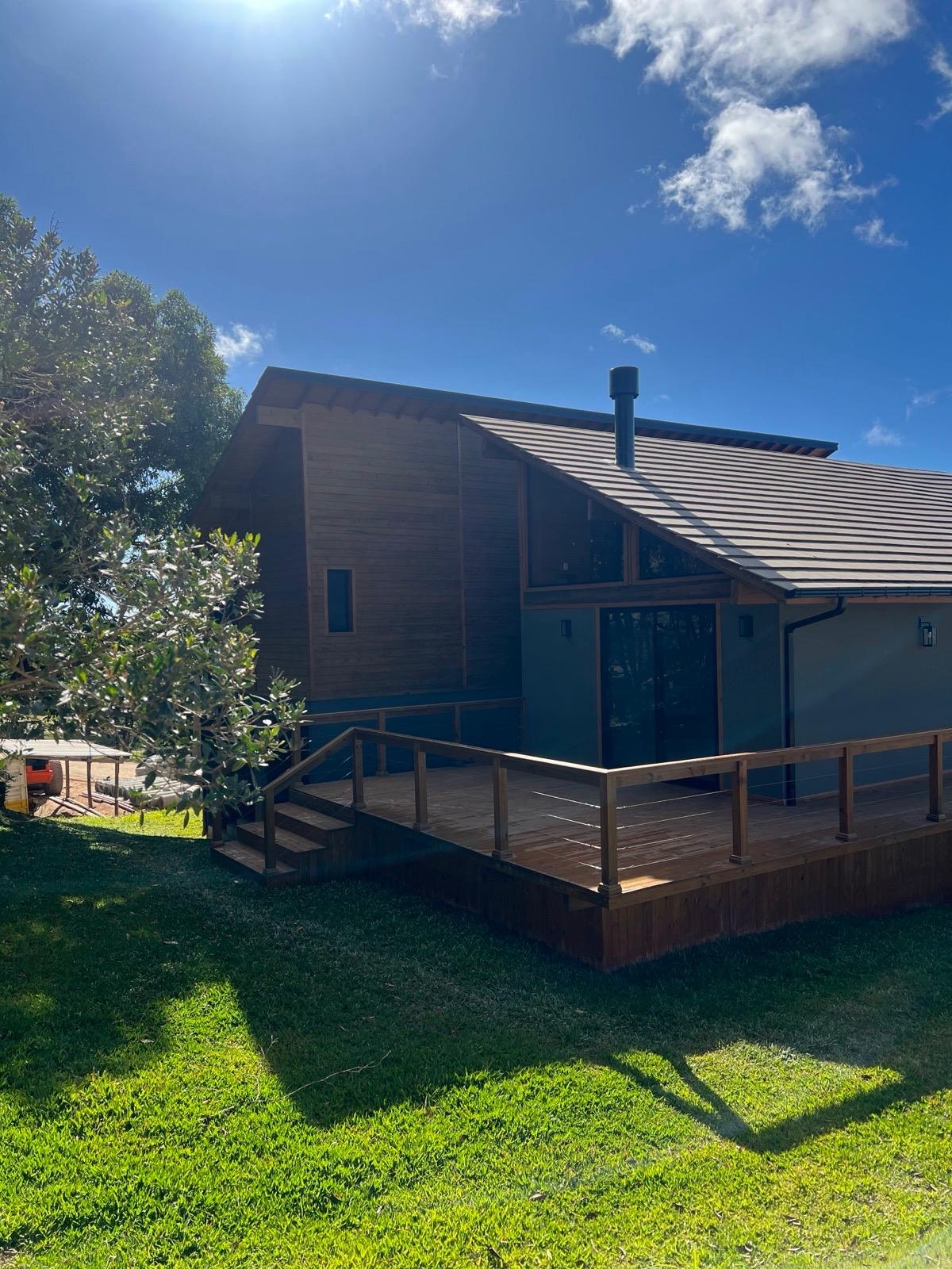 Cabana de madeira com deck, projeto Santa Madeira